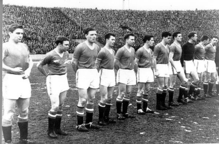 5. Manchester United: Một thời gian dài trước khi những Giggs, Scholes, Beckham, Keane, anh em Neville tốt nghiệp, học viện của Manchester United là nơi cho ra đời một trong những tập hợp cầu thủ trẻ xuất sắc nhất trong lịch sử bóng đá Anh (họ vô địch Anh 2 năm liên tiếp với độ tuổi trung bình 22). Đáng tiếc thay khi 8 người trong nhóm Busby Babes đã thiệt mạng tại Munich năm 1958, nhưng Bobby Charlton sống sót và sau này vô địch châu Âu cùng một thế hệ cầu thủ trẻ mới, dẫn đầu bởi số 7 vĩ đại nhất trong lịch sử CLB, George Best.